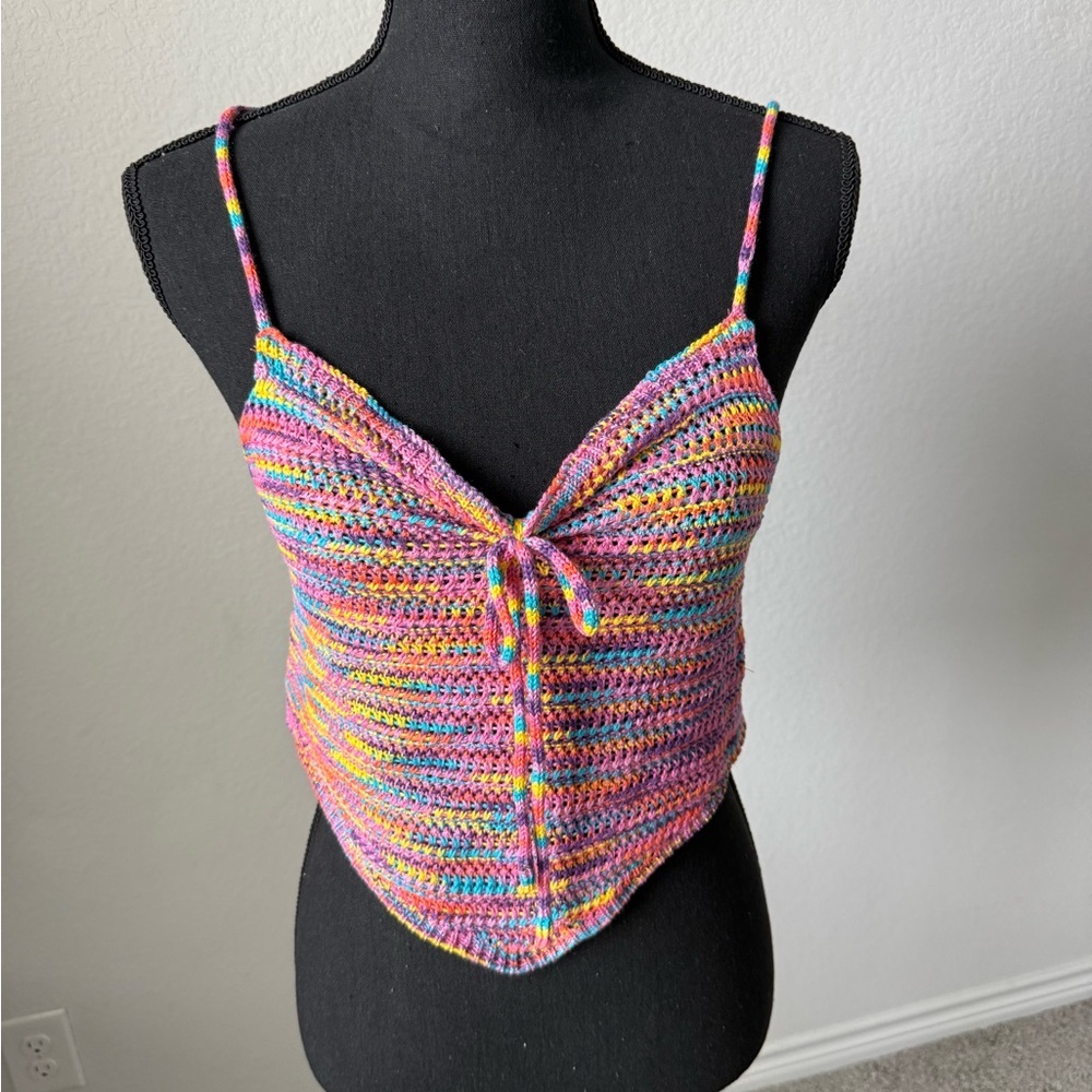 Women’s all over print front tie cami & asymmetrical hem knit top.